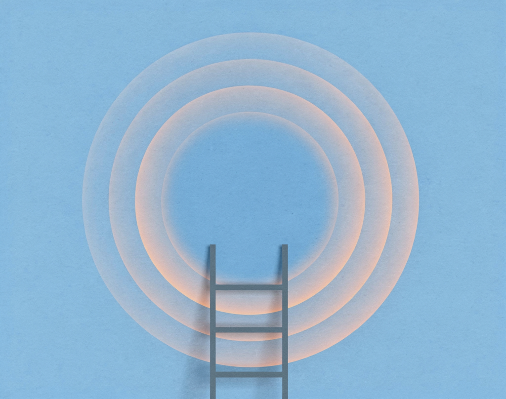 Abstrakte Illustration auf hellblauem Hintergrund. In der Bildmitte befinden sich mehrere transparente, kreisförmige Ringe in zarten Rosa- und Blautönen, die konzentrisch angeordnet sind und nach außen hin größer werden. Von unten führt eine dunkelgraue Leiter in die Kreise hinein und endet etwa in deren Mitte. Das Bild vermittelt den Eindruck eines Weges oder Zugangs zu einem zentralen Ziel, einer Idee oder einer neuen Ebene. Es enthält keinen Text.