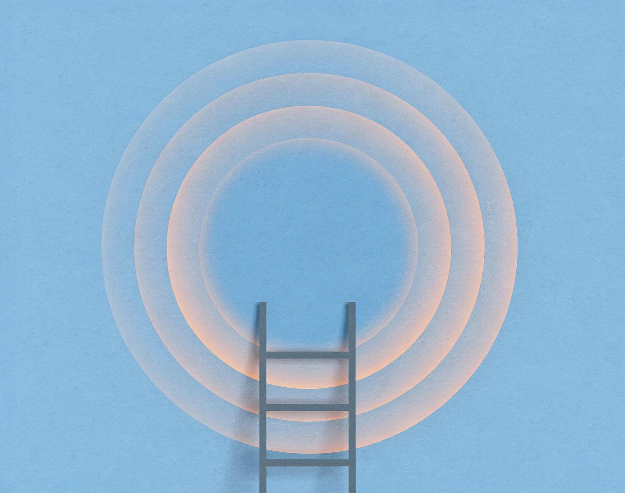 Abstrakte Illustration auf hellblauem Hintergrund. In der Bildmitte befinden sich mehrere transparente, kreisförmige Ringe in zarten Rosa- und Blautönen, die konzentrisch angeordnet sind und nach außen hin größer werden. Von unten führt eine dunkelgraue Leiter in die Kreise hinein und endet etwa in deren Mitte. Das Bild vermittelt den Eindruck eines Weges oder Zugangs zu einem zentralen Ziel, einer Idee oder einer neuen Ebene. Es enthält keinen Text.